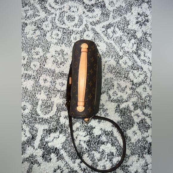 Louis Vuitton Brown and Gold Crossbody Bag
OPEN TO REASONABLE OFFERS 🥳🤩 - Picture 6 of 16